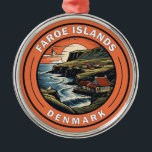 Ornamento De Metal Crachá de Viagem de Arte das Ilhas Faroé<br><div class="desc">Ilhas Faroé num estilo de arte vetorial. As Ilhas Faroé são um arquipélago autônomo,  parte do Reino da Dinamarca. Inclui 18 ilhas rochosas,  vulcânicas.</div>