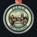 Ornamento De Metal Crachá de Viagem de Ilustração de Suiça Zurique<br><div class="desc">Zurique retro vetor viagem design. As pistas pitorescas do centro de Altstadt (Cidade Velha),  em ambos os lados do rio Limmat,  refletem a sua história pré-medieval.</div>