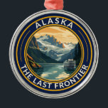Ornamento De Metal Crachá de Viagem do Alasca<br><div class="desc">Viagem do Alaska retro vetor design. Esta arte retrô-estilo viagem,  com sua mistura de cores ousadas e atração vítrea,  foi projetada para inspirar um senso de aventura.</div>