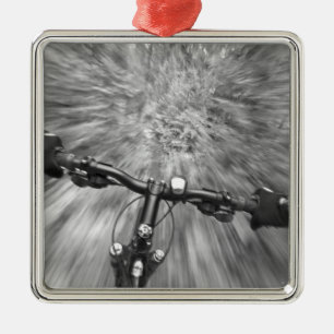 Ornamento De Metal Cruzando uma seção buff de uma única pista