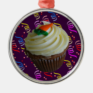 Ornamento De Metal Cupcake do bolo de cenoura com confetes