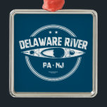Ornamento De Metal Delaware River Kayaking<br><div class="desc">O maior rio que flui livremente nos Estados Unidos orientais,  o rio Delaware percorre florestas,  fazendas e vilas,  e também liga algumas das regiões mais densamente povoadas da América.</div>