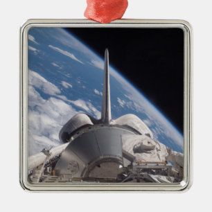 Ornamento De Metal Descoberta do vaivém espacial backdropped pela