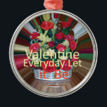 Ornamento De Metal Dia de os namorados Art<br><div class="desc">Impressão de Arte dia de os namorados Apresentando o "Impressão de Arte Dia de os namorados", uma bela peça que captura a essência do amor e afeto, perfeita para celebrar o romance e a positividade. A inspiradora mensagem "Namorados do dia a dia que seja" faz dela um presente ou decoração...</div>