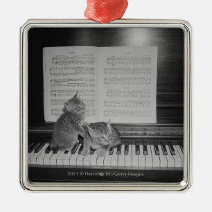 Ornamento De Metal Dois gatinhos que sentam-se no teclado de piano