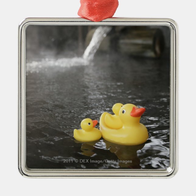 Ornamento De Metal Duckies de borracha japonês (Frente)