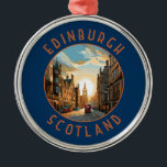 Ornamento De Metal Edinburgh Scotland - Círculo Retroafresso<br><div class="desc">Edinburgh retro vetor viagem design. Edimburgo é a capital compacta e montanhosa da Escócia. Tem uma Cidade Velha medieval e uma Nova Cidade Georgiana elegante com jardins e edifícios neoclássicos.</div>