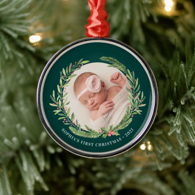 Ornamento De Metal Elegante Wreath First Christmas Photo Green (Árvore)