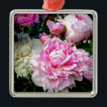 Ornamento De Metal Elegantes peônias florais rosa e branco clássicas<br><div class="desc">Românticas peônias rosa e branco elegantes -foto do meu jardim- por H Cooper</div>