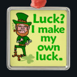 Ornamento De Metal Engraçado Irlandês, Lucky Leprechaun<br><div class="desc">Este duende furioso não tem interesse em sorte. Ele faz a própria sorte. Então não espere que ele esteja sorrindo e tremendo debaixo de um arco-íris brilhante. Ele está com o punho pronto para lutar. Ele tem um ninho nas lábios e um cano na boca. E ele também tem balas...</div>