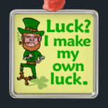 Ornamento De Metal Engraçado Irlandês, Lucky Leprechaun<br><div class="desc">Este duende furioso não tem interesse em sorte. Ele faz a própria sorte. Então não espere que ele esteja sorrindo e tremendo debaixo de um arco-íris brilhante. Ele está com o punho pronto para lutar. Ele tem um ninho nas lábios e um cano na boca. E ele também tem balas...</div>