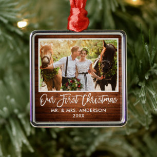 Ornamento De Metal Escova de Madeira Casando Nosso Primeiro Natal