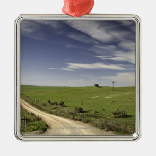 Ornamento De Metal Estrada de fazenda que retorce entre campos de