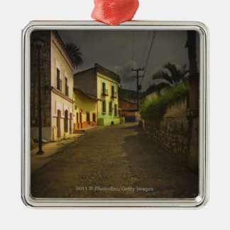Ornamento De Metal Estrada do Cobblestone & construções amarelas em