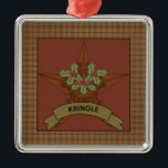 Ornamento De Metal Estrela Personalizada do Homespun Primitivo<br><div class="desc">Uma estrela primitiva festiva,  toda apunhalada no santo festivo e as bagas,  é cercada por uma fronteira de campo. Personalizado com seu nome de família. O ornamento perfeito para a árvore do seu país! Faz um presente de excelente,  estocar gafanhoto ou Papais noeis Secretos Presente! Parte de uma coleção.</div>