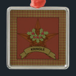 Ornamento De Metal Estrela Personalizada do Homespun Primitivo<br><div class="desc">Uma estrela primitiva festiva,  toda apunhalada no santo festivo e as bagas,  é cercada por uma fronteira de campo. Personalizado com seu nome de família. O ornamento perfeito para a árvore do seu país! Faz um presente de excelente,  estocar gafanhoto ou Papais noeis Secretos Presente! Parte de uma coleção.</div>