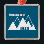 Ornamento De Metal Eu Preferencialmente Na Montanha Sangloriosa Da Es<br><div class="desc">Com seu lago verde-azulado,  a igreja com cartões postais,  e o castelo medieval,  e a proximidade com os Alpes Julianos,  Bled Eslovênia é um sonho de aventura. Este design de excelente de colheita de  tem um aspecto retrô.</div>