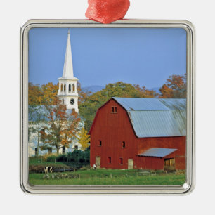 Ornamento De Metal EUA, Vermont, Peacham. Um celeiro vermelho e branc