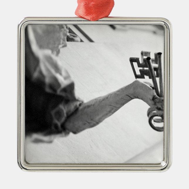 Ornamento De Metal Europa, Áustria, Salzburgo. Estátua com chaves (Frente)