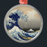 Ornamento De Metal Excelente Wave Kanagawa - Pintura Japonesa<br><div class="desc">Onda de Corte Japonês — Onda Monte Fuji por Hokusa Uma grande onda está no oceano — e você vê o Monte Fuji no fundo distante — as ondulações ao redor do excelente Monte Fuji. A onda gigante é tão intensa que você pode quase perder os barqueiros no primeiro plano....</div>