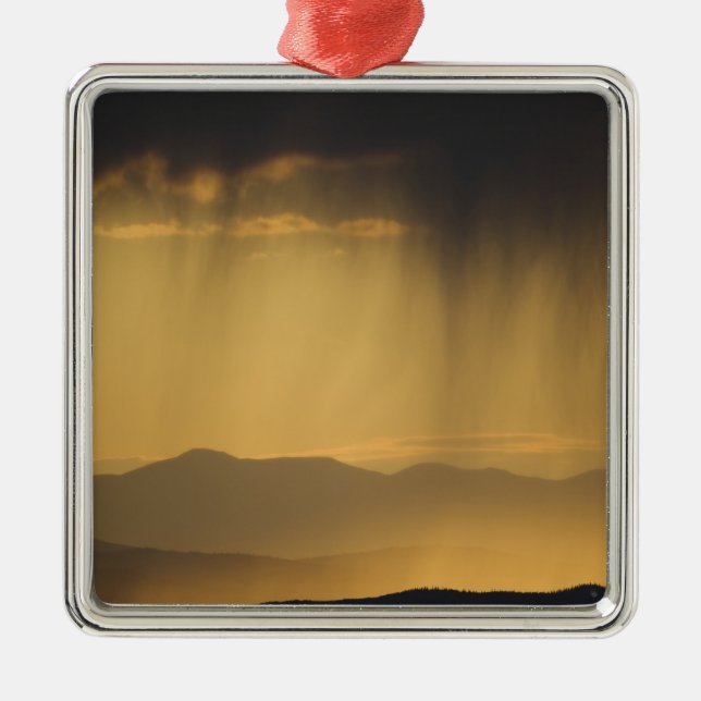 Ornamento De Metal Exibir em colinas sucessivas ao longo do Topo de (Frente)