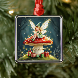 Ornamento De Metal Fada de Natal no topo de uma Cabana Cogumelo Core