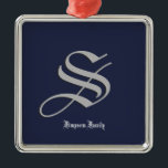 Ornamento De Metal Família inicial<br><div class="desc">Uma letra gótica numa função de contraste,  como um nome personalizado. Você pode personalizar o idioma e o texto,  trocando a letra/texto,  a cor da letra,  o estilo da letra e a cor de fundo</div>