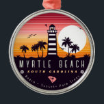 Ornamento De Metal Farol de Myrtle Beach SC Retro Sunset Souvenirs<br><div class="desc">Myrtle Beach retro design de praia para férias. Ilha de Myrtle Beach, Carolina do Sul, em Vintage souvenir para viagem para a ilha da Carolina do Sul. Myrtle Beach trabalho de arte para férias da Carolina do Sul e mochilas. Myrtle Beach retro souvenir. Design para mochilas e viagem para a...</div>