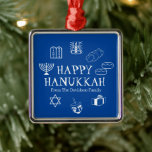 Ornamento De Metal Favoritos personalizados de nome azul e branco do<br><div class="desc">Feliz Hanukkah,  personalize o nome da família para o presente de Natal. Feliz Hanukkah,  Feliz Chanukah,  Hanukkah Sameach!,  Chag Sameach!,  Chag Urim Sameach! Azul e branco</div>