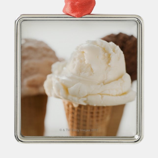 Ornamento De Metal Feche acima dos vários cones do sorvete (Frente)