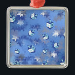 Ornamento De Metal Feliz Hanukkah Challing Stars and Dreidels<br><div class="desc">Você está vendo a coleção de Design Lee Hiller. Roupa,  Ofertas e Coleções Lee Hiller Fotografia ou Coleção de Arte Digital. Você pode ver sua fotografia da Nature em http://HikeOurPlanet.com/ e seguir seu blog de caminhada no Hot Primavera National Park.</div>