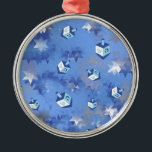 Ornamento De Metal Feliz Hanukkah Falling Star e Dreidels<br><div class="desc">Você está vendo a Coleção de Design Lee Hiller. Roupa,  Ofertas e Coleções Lee Hiller Fotografia ou Coleção de Arte Digital. Você pode ver sua fotografia da Nature em http://HikeOurPlanet.com/ e seguir seu blog de caminhada no Hot Primavera National Park.</div>