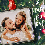 Ornamento De Metal Feriado de Fotografia do Casal Quic Moderno de Qua<br><div class="desc">Design é composto por tipografia quic moderna com sans serif e serif font. Adicione uma foto de casal personalizada e um ano.</div>