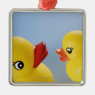 Ornamento De Metal Fim-acima de dois patos de borracha