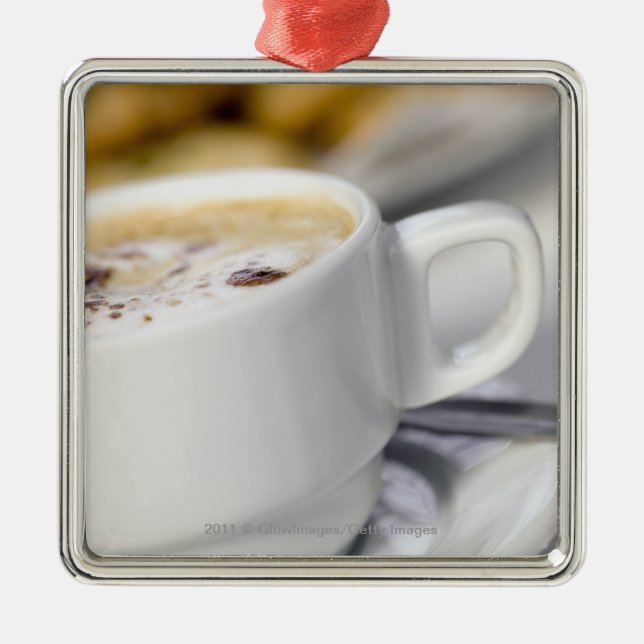 Ornamento De Metal Fim-acima de uma chávena de café (Frente)