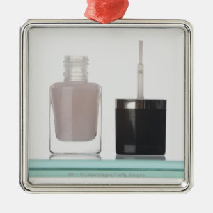 Ornamento De Metal Fim-acima de uma garrafa do verniz para as unhas