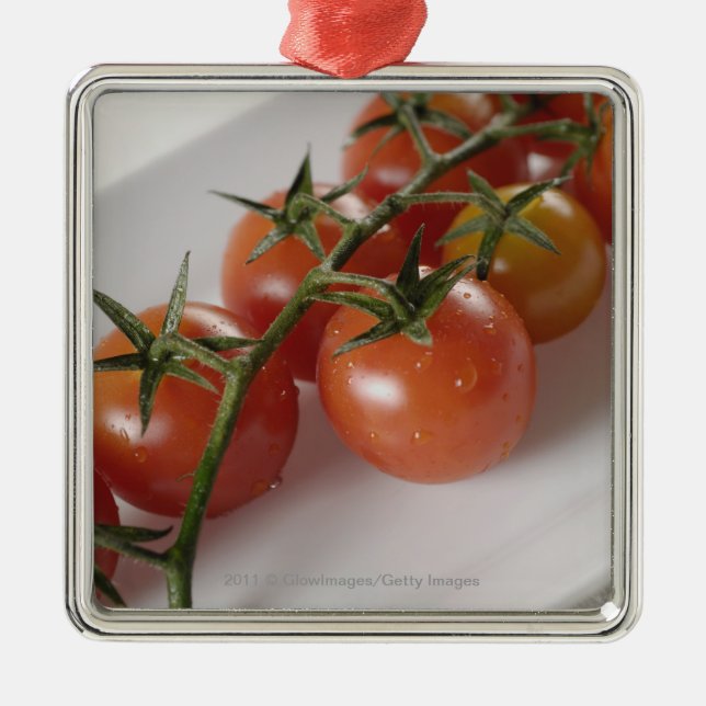 Ornamento De Metal Fim-acima dos tomates em uma bandeja (Frente)