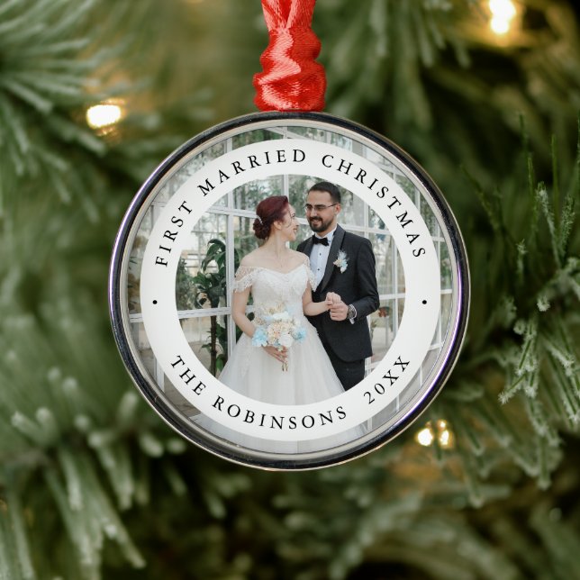 Ornamento De Metal First Married Christmas Photo Modern Keepsake (Árvore)