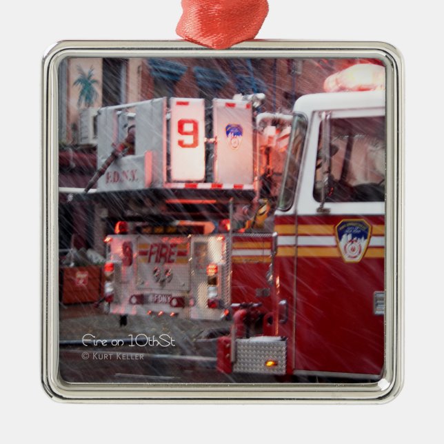 Ornamento De Metal Fogo na 10ª RUA (Frente)