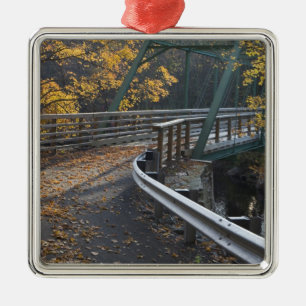Ornamento De Metal Folhagem de outono e uma ponte sobre o Millers