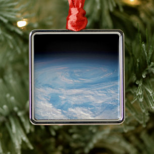 Ornamento De Metal Formação Circular De Nuvens Sobre O Oceano Pacífic