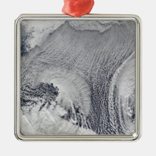 Ornamento De Metal Formações incomuns da nuvem sobre o mar de Baren