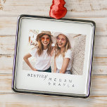 Ornamento De Metal Foto BFF dos melhores amigos minimalistas modernos<br><div class="desc">Design é composto por tipografia divertida e divertida com fontes sans serif e serif. Adicionar uma foto personalizada.</div>