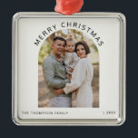 Ornamento De Metal Foto da família personalizada Feliz Natal 2024<br><div class="desc">Celebre a época festiva com nossa Foto Personalizada da Família Feliz Natal 2024, Ornament Metal, projetado para ser na moda e durável. Este ornamento moderno e moderno é feito a partir de metal à prova de falhas, garantindo durabilidade enquanto adiciona um toque de elegância ao seu decoro de férias. Com...</div>