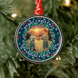 Ornamento De Metal Foto de família com bagas de azevinho Natal feliz