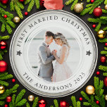 Ornamento De Metal Foto de Natal Personalizada Primeiro Casado<br><div class="desc">Personalize este ornamento com a foto favorita do dia do seu casamento para que um ornamento de manutenção pendurado na sua árvore</div>