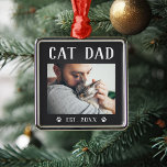 Ornamento De Metal Foto de Pai de Gato Personalizado Russo<br><div class="desc">Este ornamento personalizado faz um presente de Natal memorável para um pai especial de estimação. Design apresenta uma foto favorita com "Pai de gato" em letras rústicas. Personalize com o ano em que ele se tornou um pai de pele por baixo,  ou adicione uma mensagem ou nome personalizado.</div>