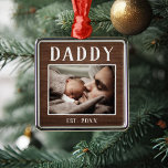 Ornamento De Metal Foto do Pai Rustic Personalizado<br><div class="desc">Um encantador ornamento personalizado para pais de novatos apresenta uma foto favorita com "Pai" acima em letras rústicas. Personalize com o ano em que ele se tornou um pai por baixo,  ou adicione uma mensagem ou nome personalizado.</div>