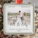 Ornamento De Metal Foto minimalista Primeiro Natal como Sr. e Sra. Ci<br><div class="desc">Celebre o seu primeiro Natal como um casal casado com este moderno ornamento minimalista de manutenção de fotos. O texto da cinza de carvão diz "Nosso primeiro Natal como Sr. & Sra.", com as palavras "Sr. & Sra." em um roteiro tradicional. Substitua facilmente a imagem de exemplo por sua foto...</div>
