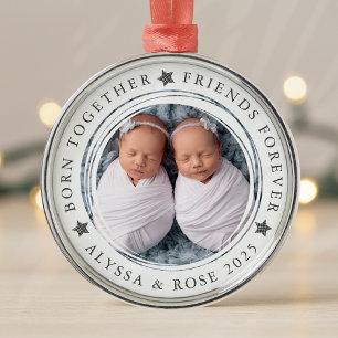 Ornamento De Metal Foto personalizada das gêmeas do primeiro Natal